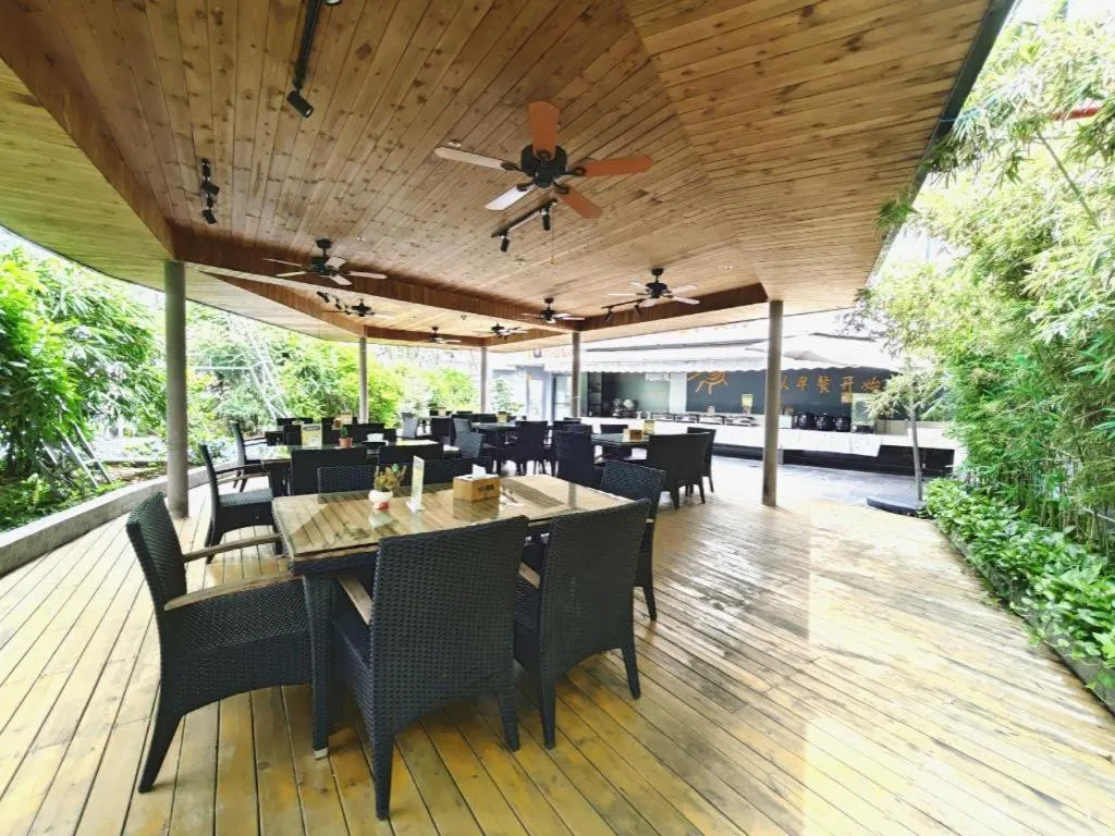 IU Hotels·Nanning Zoo Metro Station RT-Mart