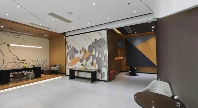 IU Hotels·Nanning Zoo Metro Station RT-Mart