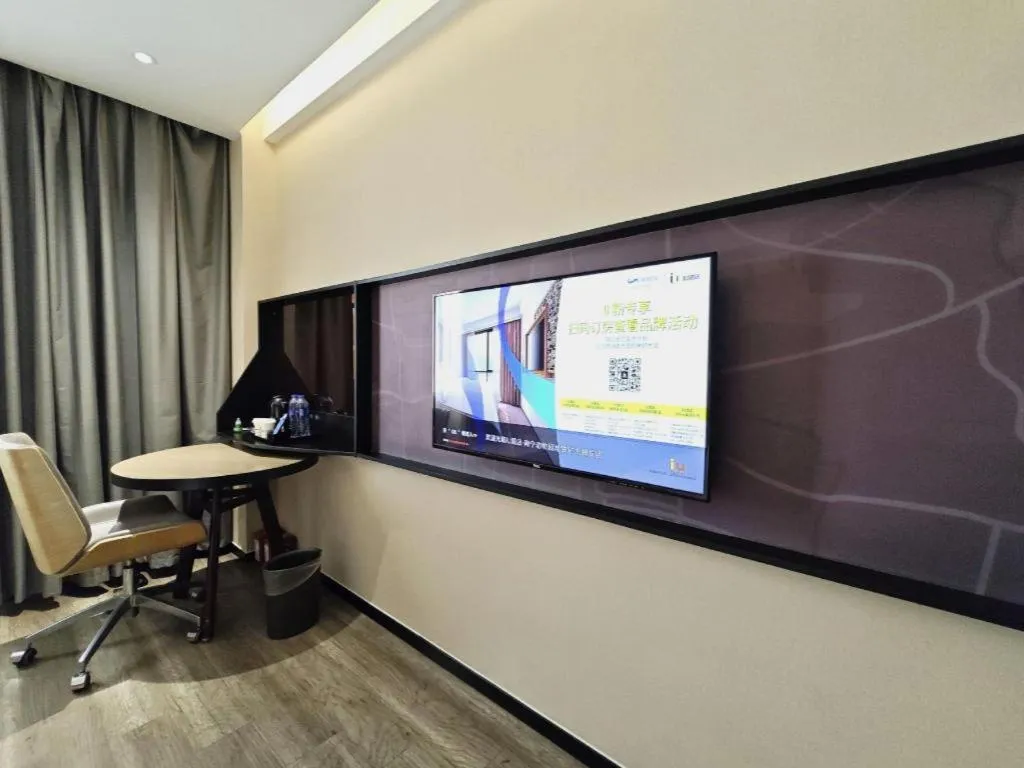 IU Hotels·Nanning Zoo Metro Station RT-Mart