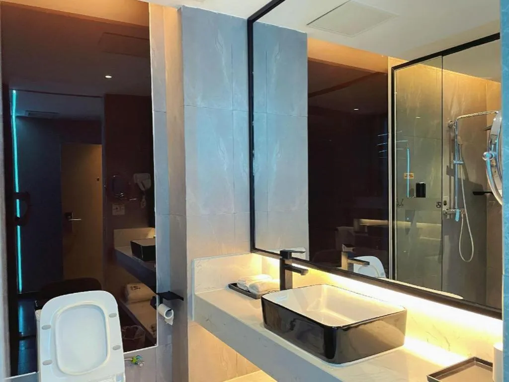 IU Hotels·Nanning Zoo Metro Station RT-Mart