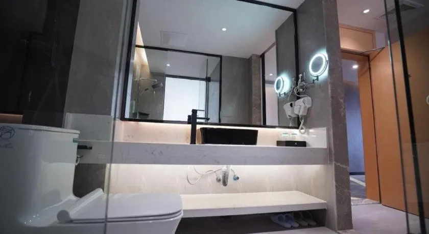 IU Hotels·Nanning Zoo Metro Station RT-Mart