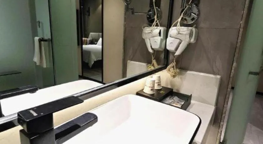 IU Hotels·Nanning Zoo Metro Station RT-Mart