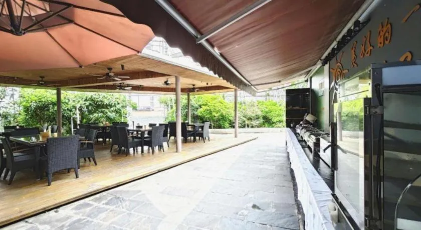 IU Hotels·Nanning Zoo Metro Station RT-Mart