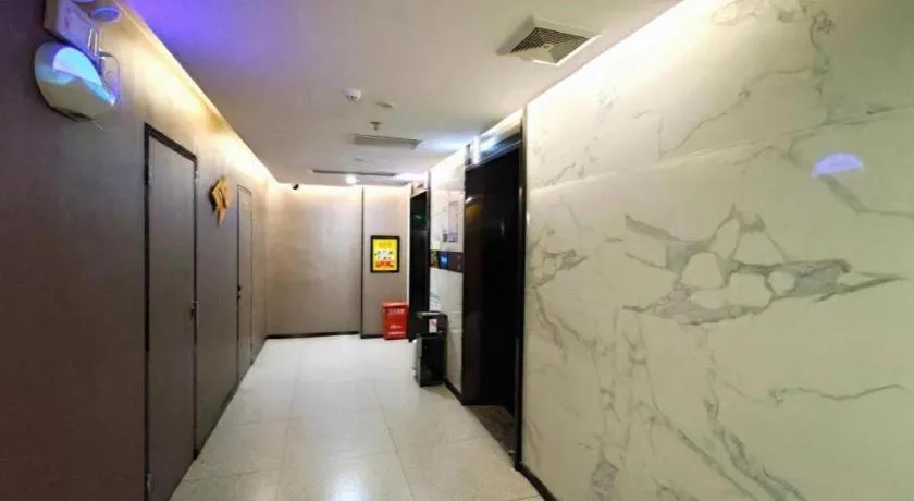 IU Hotels·Nanning Zoo Metro Station RT-Mart