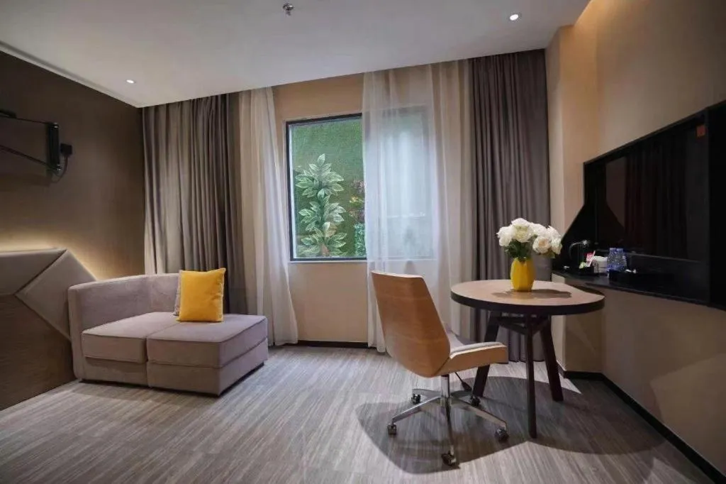 IU Hotels·Nanning Zoo Metro Station RT-Mart