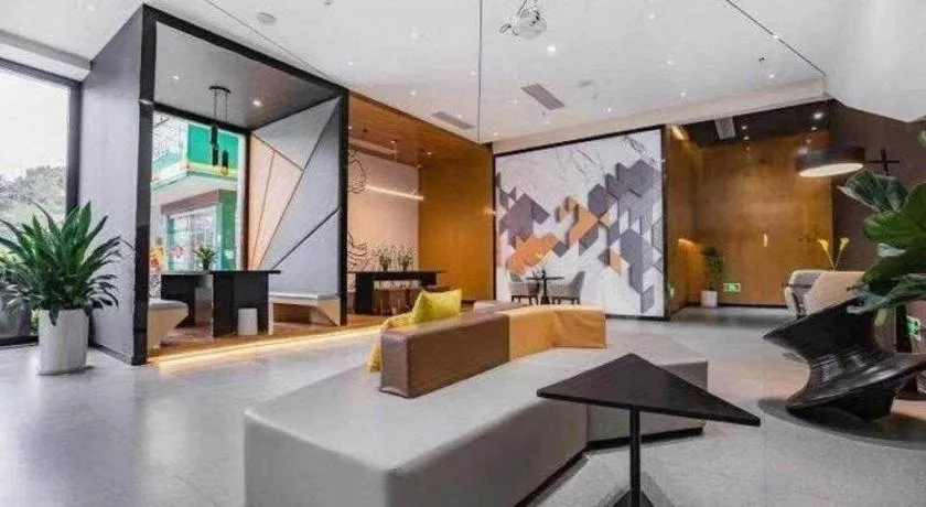 IU Hotels·Nanning Zoo Metro Station RT-Mart