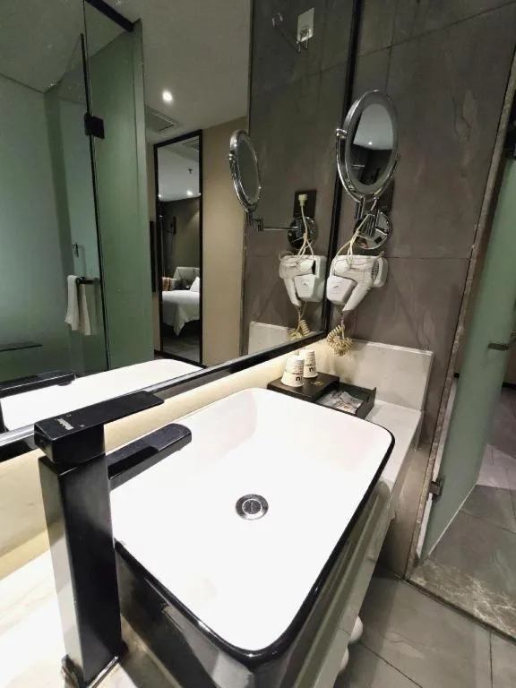 IU Hotels·Nanning Zoo Metro Station RT-Mart