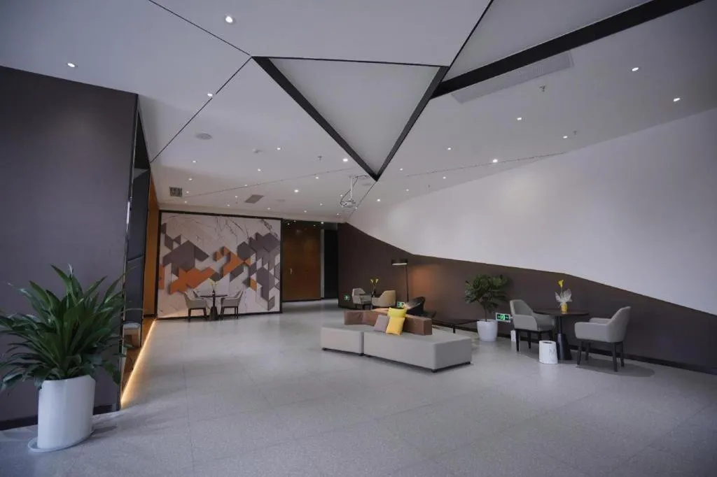 IU Hotels·Nanning Zoo Metro Station RT-Mart