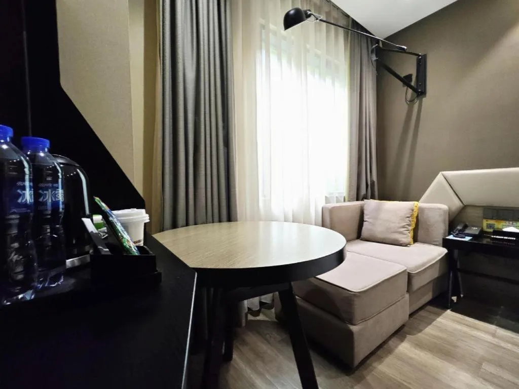 IU Hotels·Nanning Zoo Metro Station RT-Mart