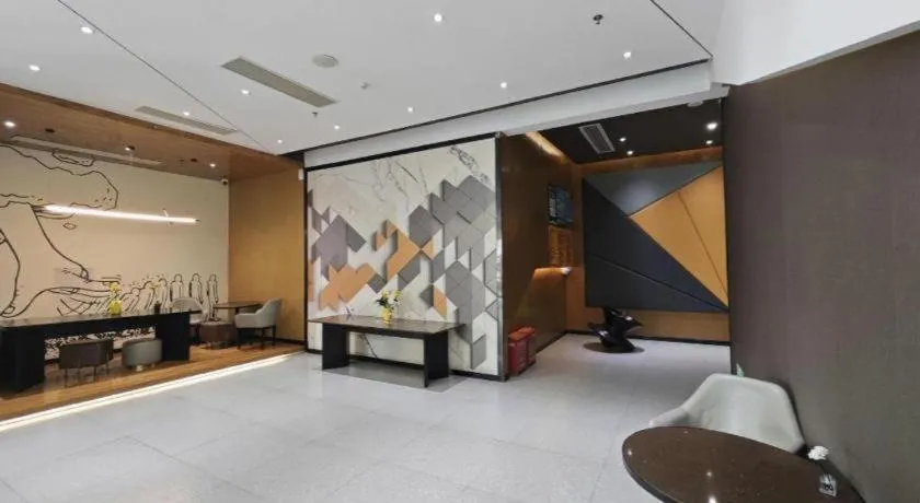 IU Hotels·Nanning Zoo Metro Station RT-Mart