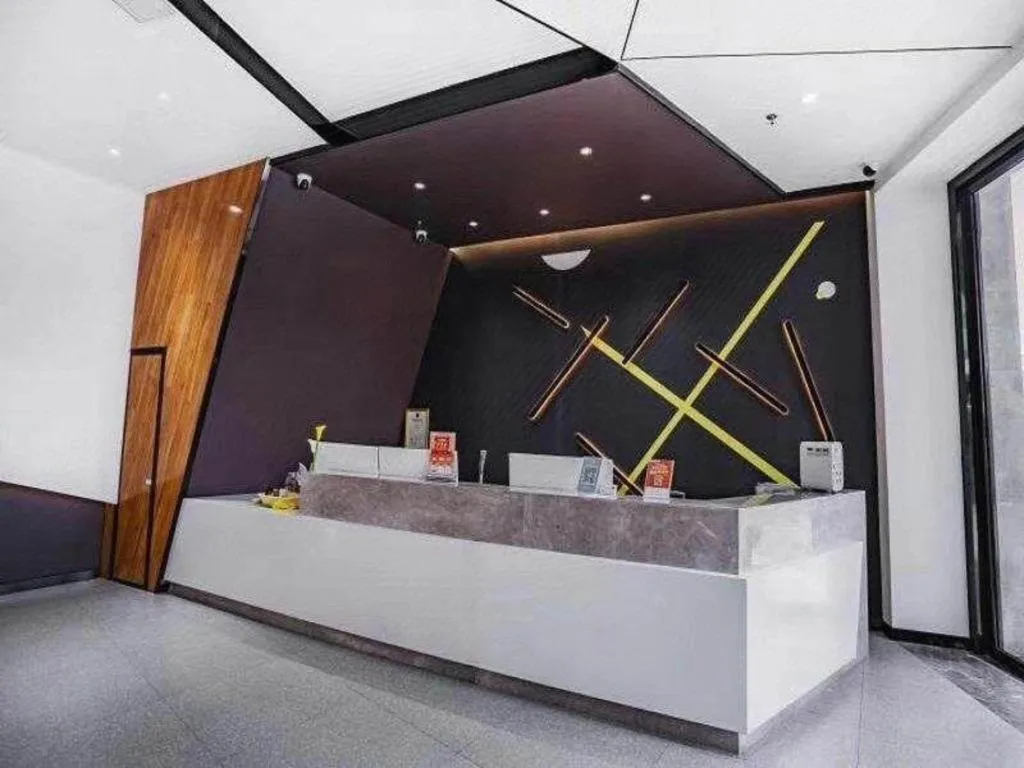 IU Hotels·Nanning Zoo Metro Station RT-Mart