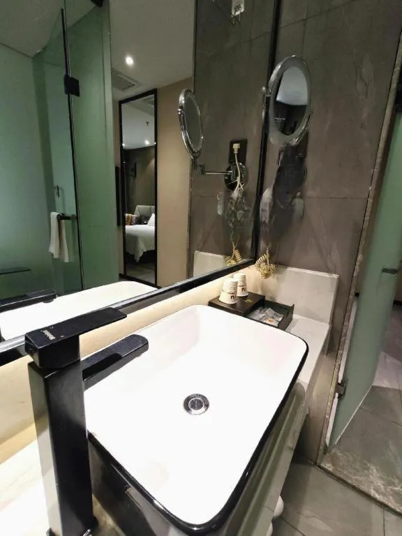 IU Hotels·Nanning Zoo Metro Station RT-Mart