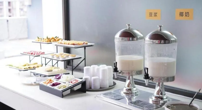 IU Hotels·Nanning Zoo Metro Station RT-Mart