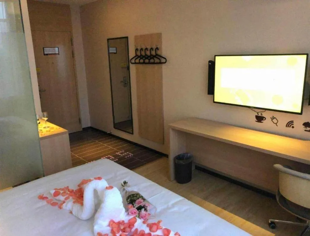 Bed in IU Hotels Xinzhou Bus Terminal