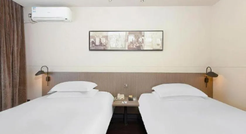 Bed in Jinjiang Inn Select Tianjin Xiaobailou Metro Station