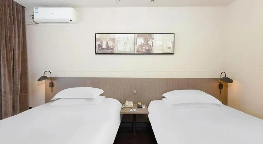 Bed in Jinjiang Inn Select Tianjin Xiaobailou Metro Station