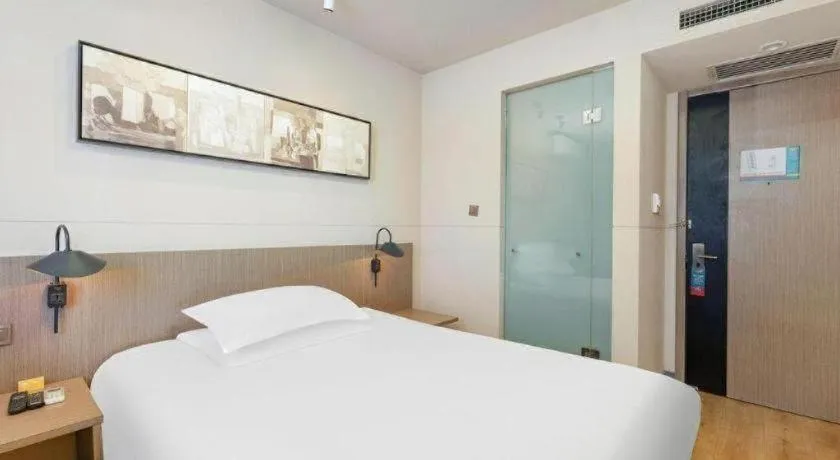 Bed in Jinjiang Inn Select Tianjin Xiaobailou Metro Station