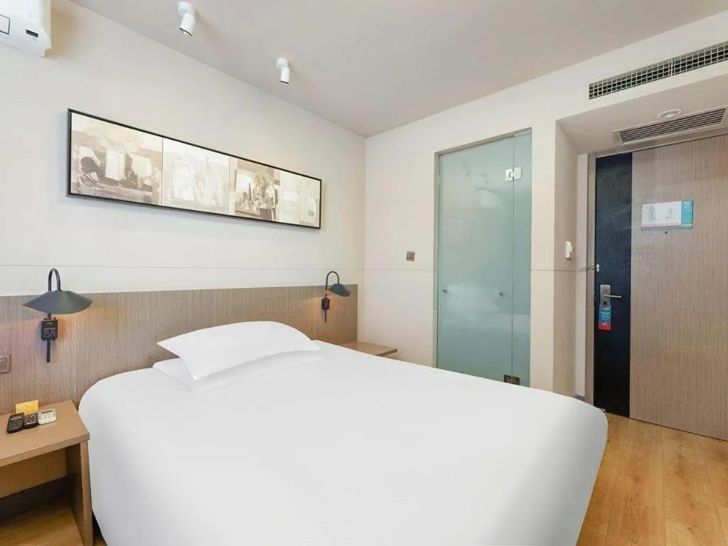 Bed in Jinjiang Inn Select Tianjin Xiaobailou Metro Station