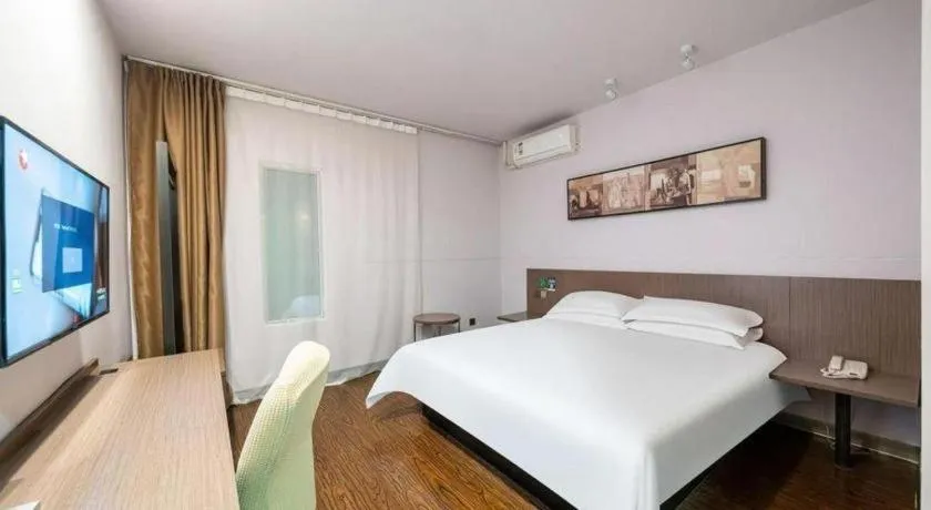 Bed in Magnotel Hotel Shanghai Railway Station Magnolia Plaza