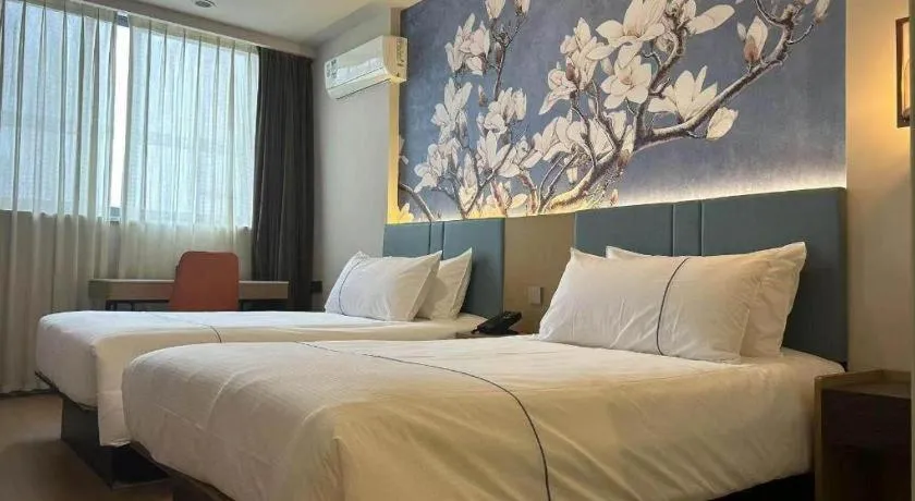 Bed in Magnotel Hotel Shanghai Railway Station Magnolia Plaza