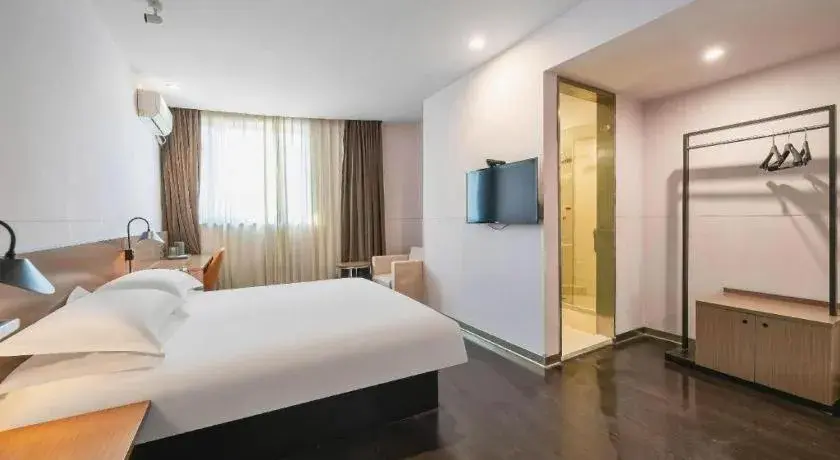 Bed in Magnotel Hotel Shanghai Railway Station Magnolia Plaza Bed in Magnotel Hotel Shanghai Railway Station Magnolia Plaza