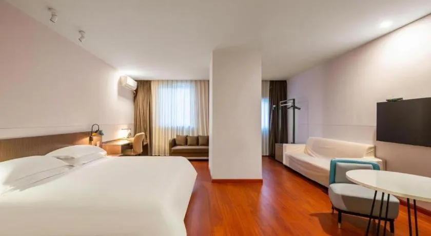 Bed in Magnotel Hotel Shanghai Railway Station Magnolia Plaza