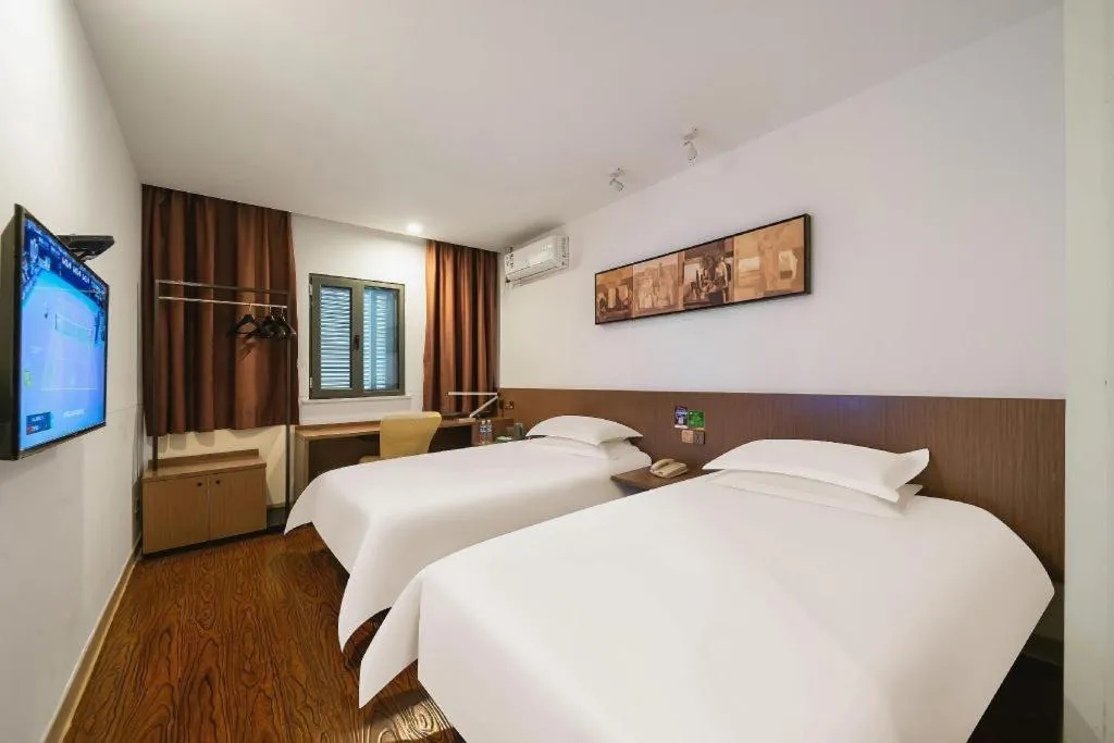 Bed in Magnotel Hotel Shanghai Railway Station Magnolia Plaza