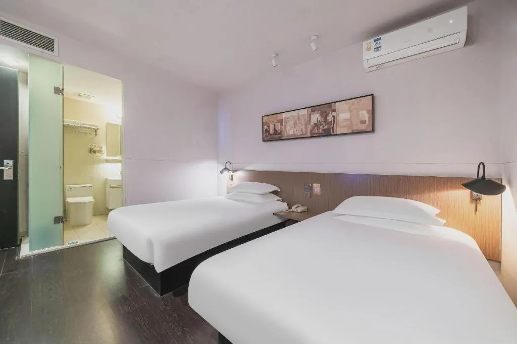 Bed in Magnotel Hotel Shanghai Railway Station Magnolia Plaza