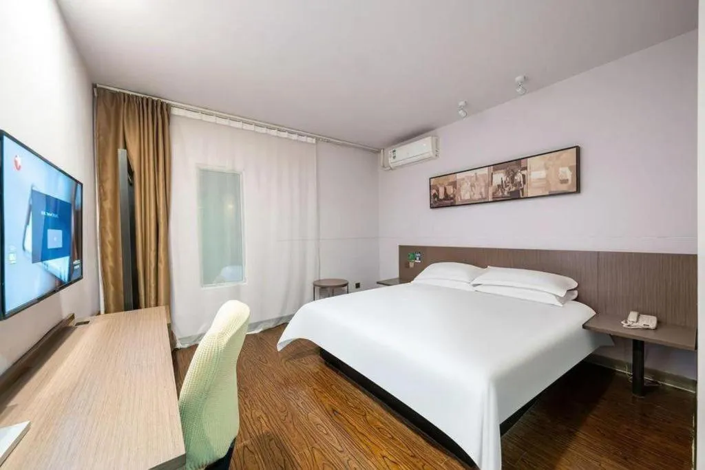 Bed in Magnotel Hotel Shanghai Railway Station Magnolia Plaza