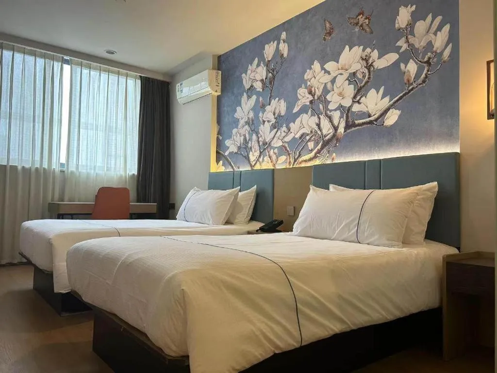 Bed in Magnotel Hotel Shanghai Railway Station Magnolia Plaza