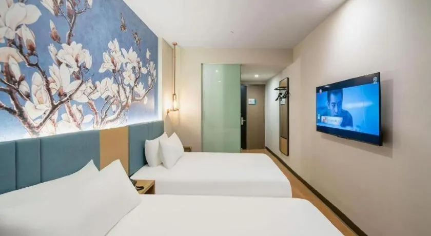 Bed in Magnotel Hotel Shanghai Railway Station Magnolia Plaza