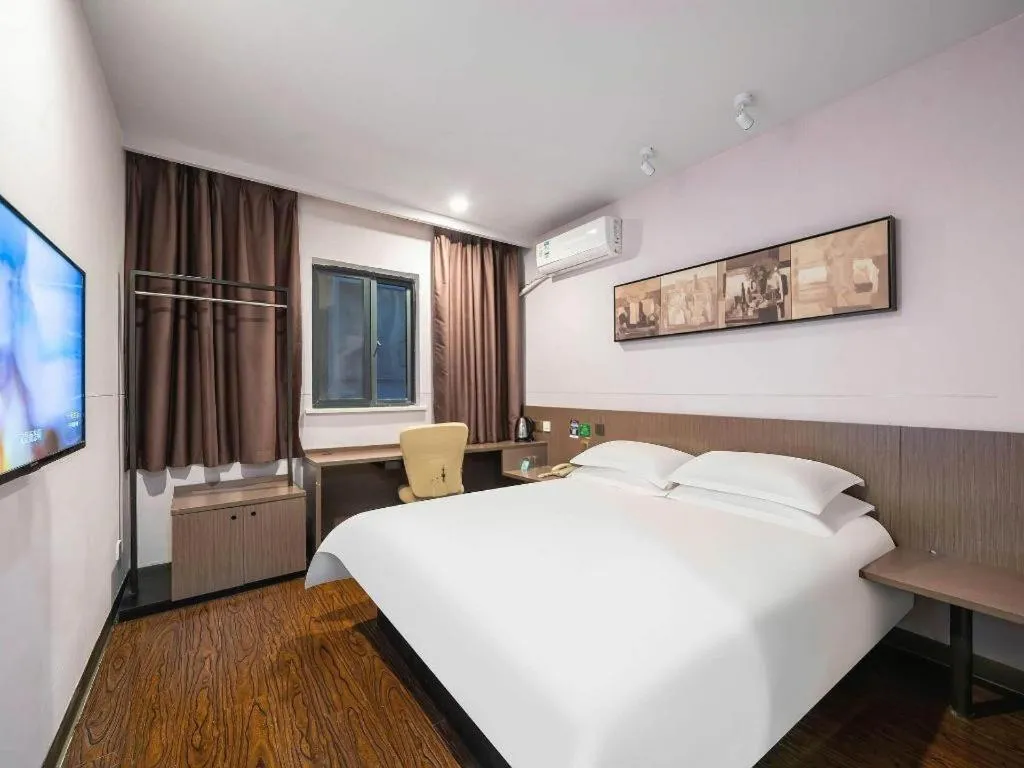 Bed in Magnotel Hotel Shanghai Railway Station Magnolia Plaza