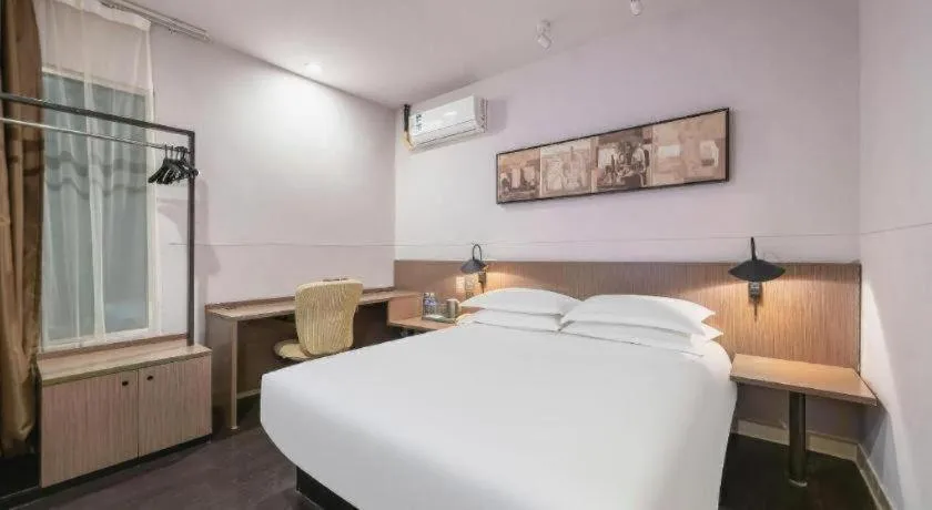 Bed in Magnotel Hotel Shanghai Railway Station Magnolia Plaza