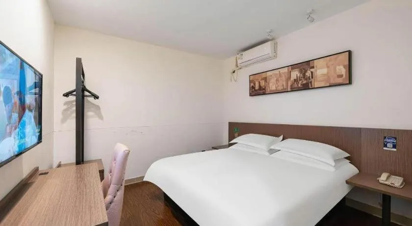 Bed in Magnotel Hotel Shanghai Railway Station Magnolia Plaza