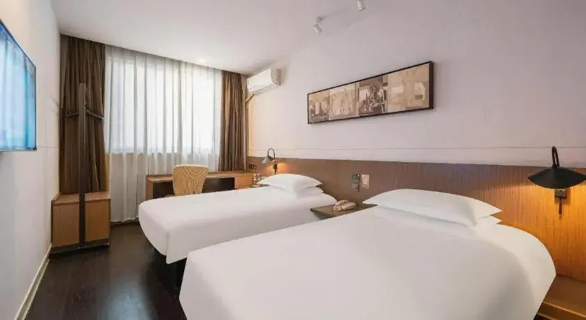 Bed in Magnotel Hotel Shanghai Railway Station Magnolia Plaza Bed in Magnotel Hotel Shanghai Railway Station Magnolia Plaza