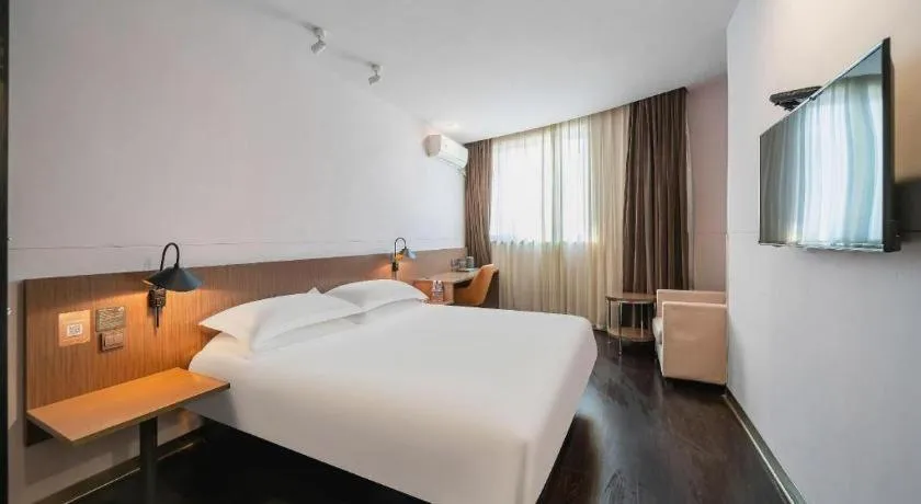 Bed in Magnotel Hotel Shanghai Railway Station Magnolia Plaza