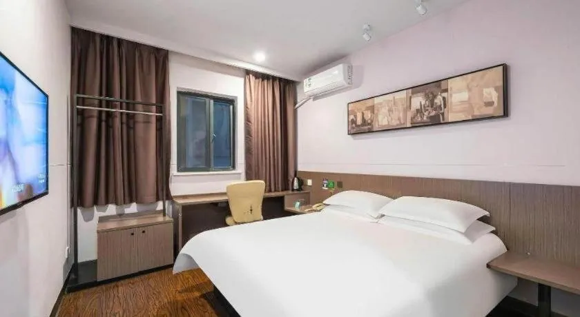 Bed in Magnotel Hotel Shanghai Railway Station Magnolia Plaza