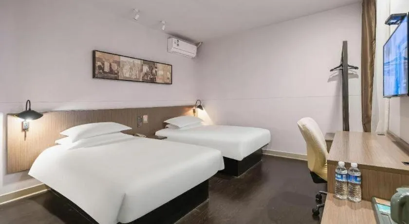 Bed in Magnotel Hotel Shanghai Railway Station Magnolia Plaza