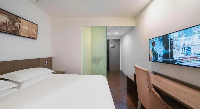 Bed in Magnotel Hotel Shanghai Railway Station Magnolia Plaza