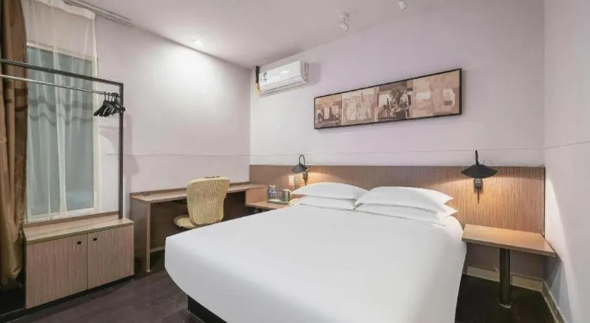 Bed in Magnotel Hotel Shanghai Railway Station Magnolia Plaza