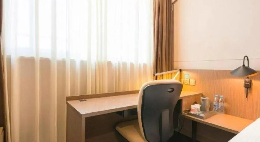 Bed in Magnotel Hotel Shanghai Railway Station Magnolia Plaza