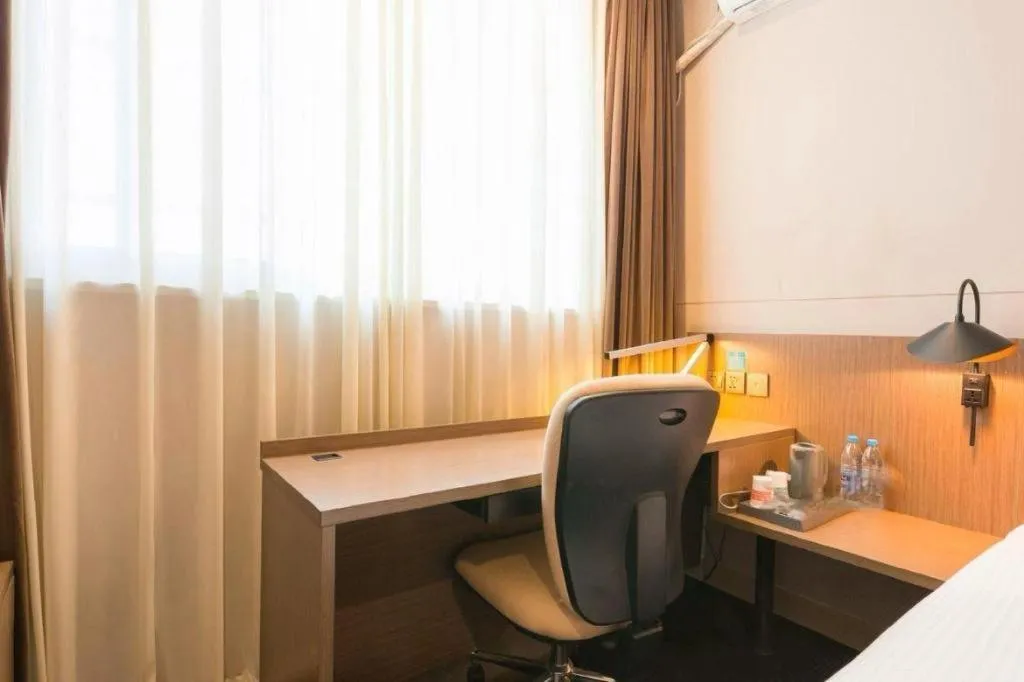 Bed in Magnotel Hotel Shanghai Railway Station Magnolia Plaza