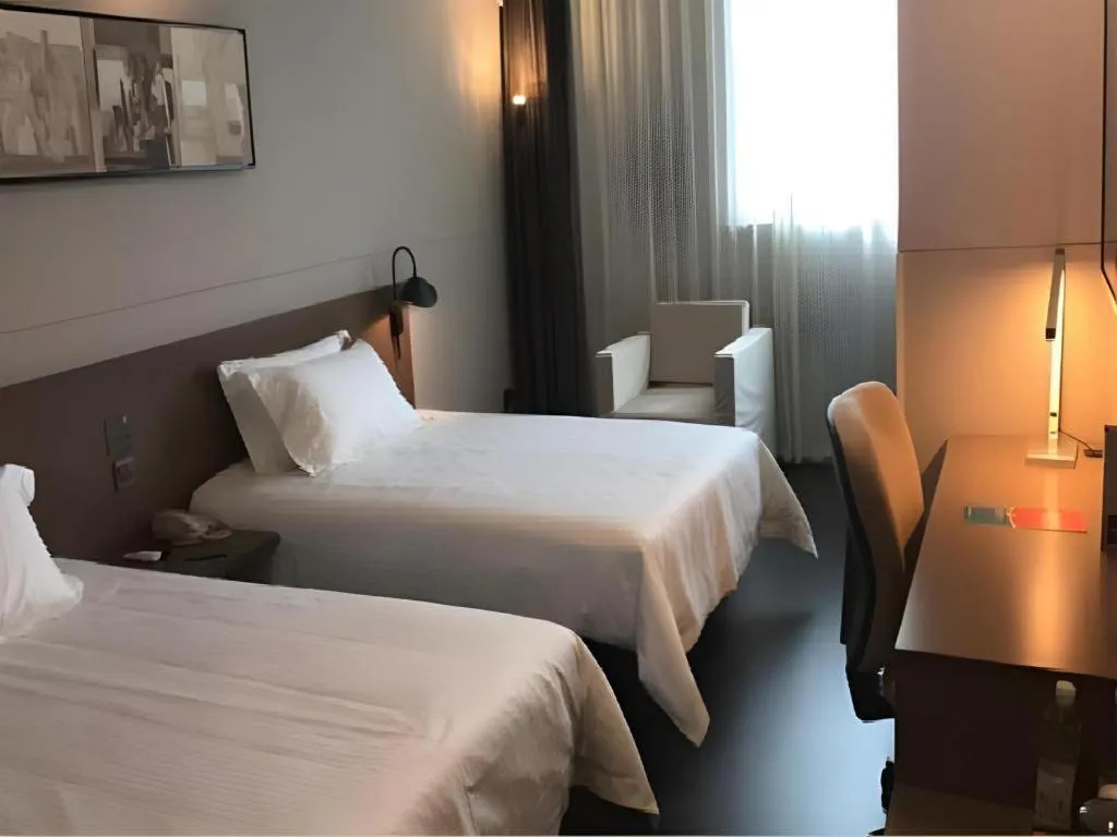 Bed in Magnotel Hotel Shanghai Railway Station Magnolia Plaza