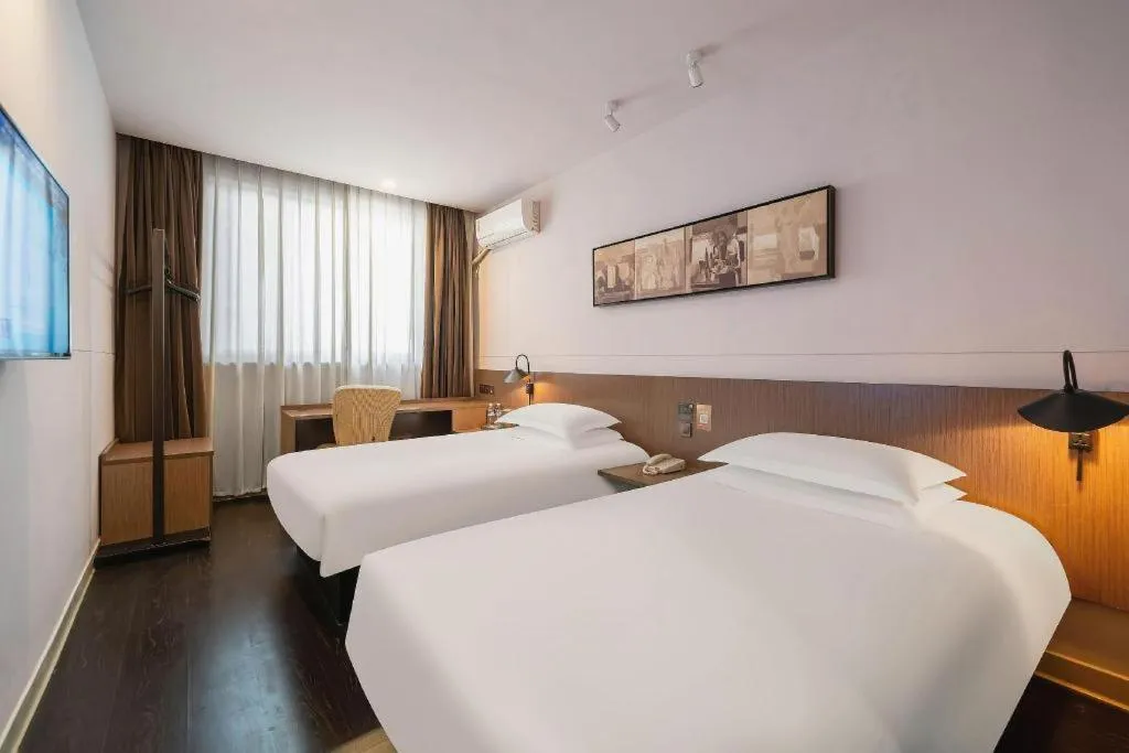 Bed in Magnotel Hotel Shanghai Railway Station Magnolia Plaza