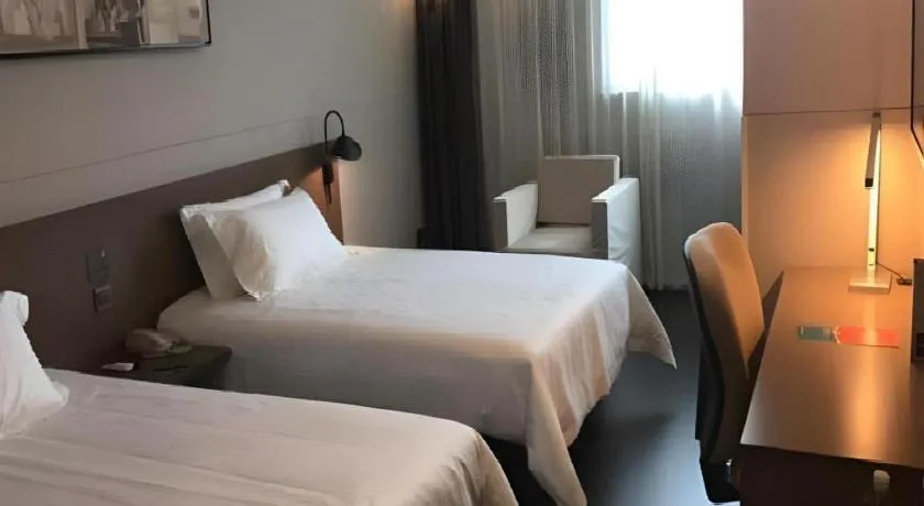 Bed in Magnotel Hotel Shanghai Railway Station Magnolia Plaza