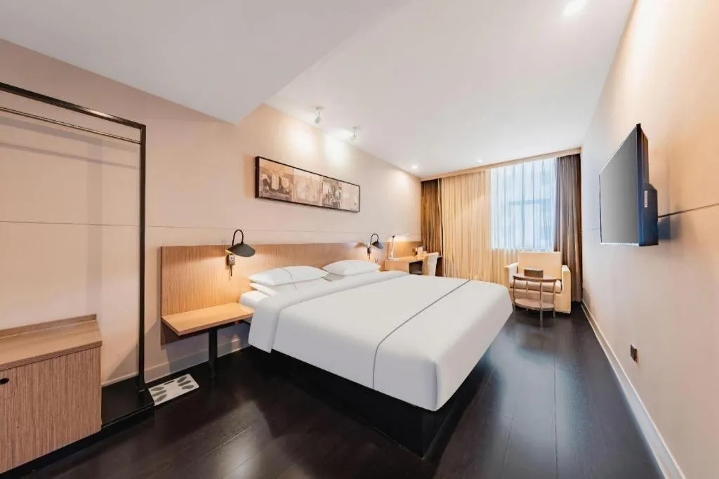 Bed in Jinjiang Inn Select Hohhot Chengjisihan Square Metro Station