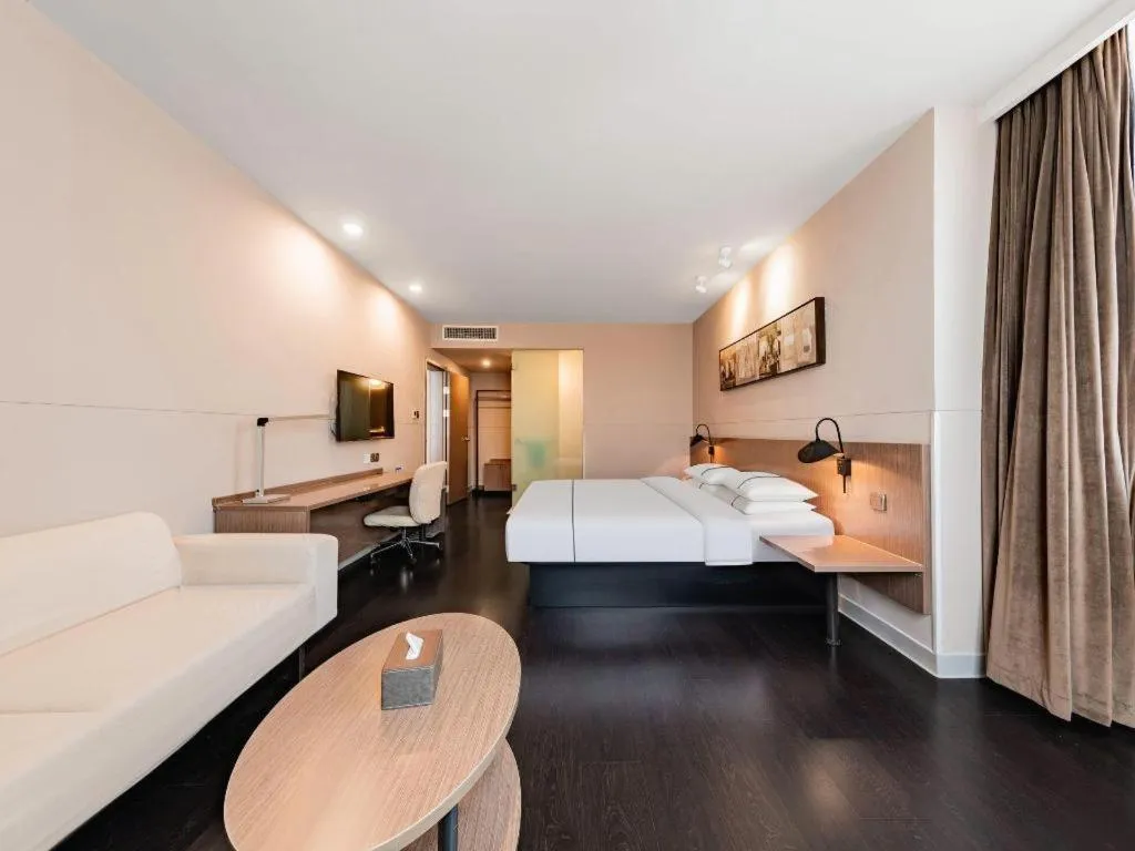 Bed in Jinjiang Inn Select Hohhot Chengjisihan Square Metro Station