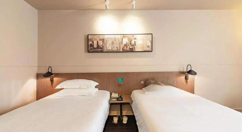 Bed in Jinjiang Inn Select Hohhot Chengjisihan Square Metro Station