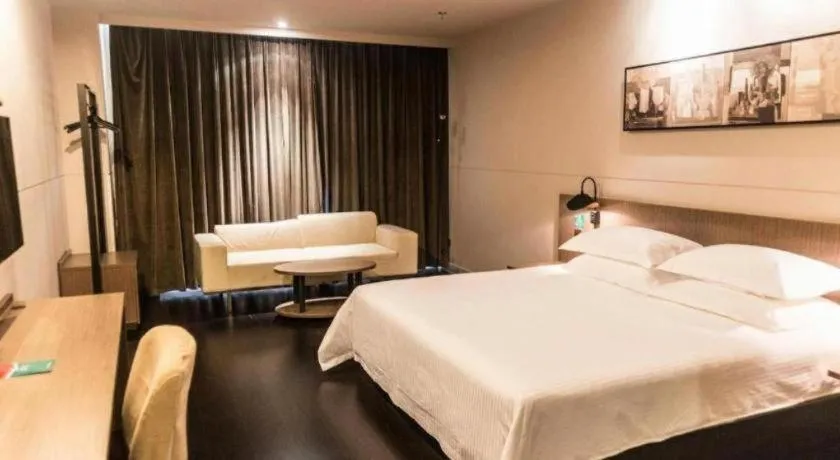 Bed in Jinjiang Inn Select Hohhot Chengjisihan Square Metro Station