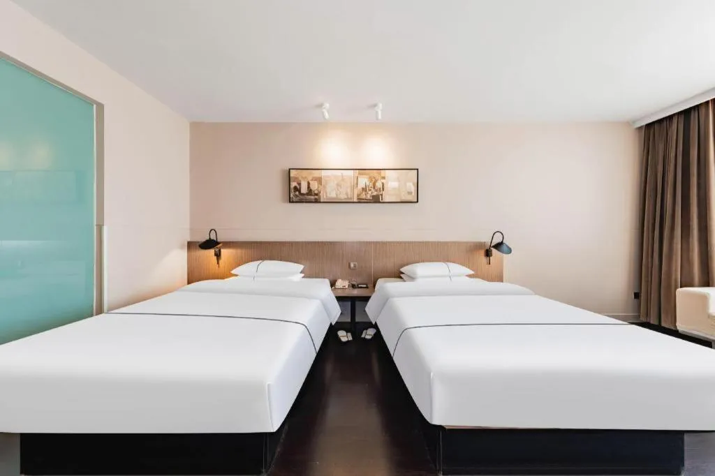 Bed in Jinjiang Inn Select Hohhot Chengjisihan Square Metro Station